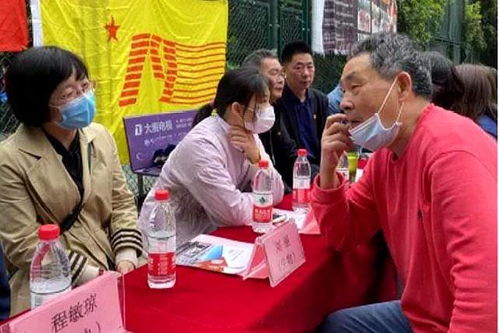 武汉第十九中学党员教师进社区 以专业服务践行初心，用教育咨询温暖邻里